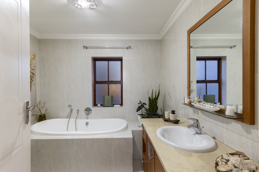 5 Bedroom Property for Sale in De Wijnlanden Residential Estate Western Cape